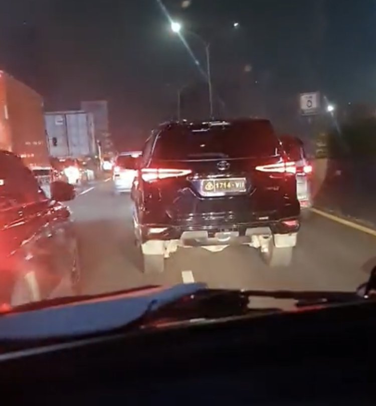 Viral Video Mobil Pejabat Polri Bantu Ambulans di Tengah Kemacetan