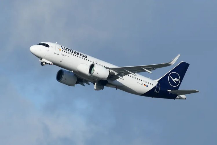 Pesawat Lufthansa Membentuk Pola Penerbangan Alat Kelamin Pria