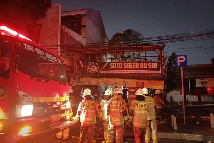 Kebakaran Dekat Mal Gandaria: Rumah Makan dan Kendaraan Terbakar