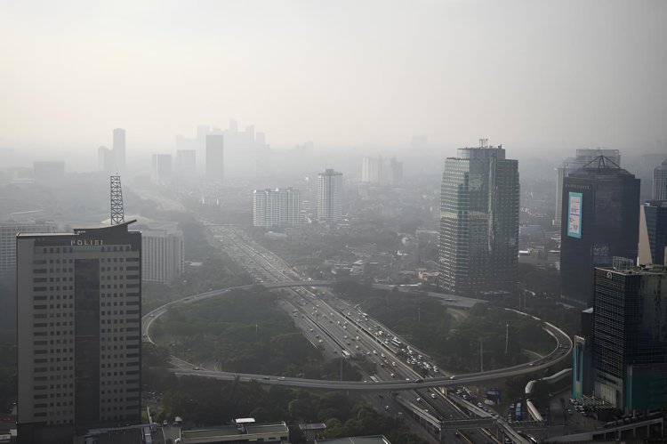 Pemerintah Akan Coba Semprot Air dari Atas Gedung Jakarta untuk Kurangi Polusi Udara