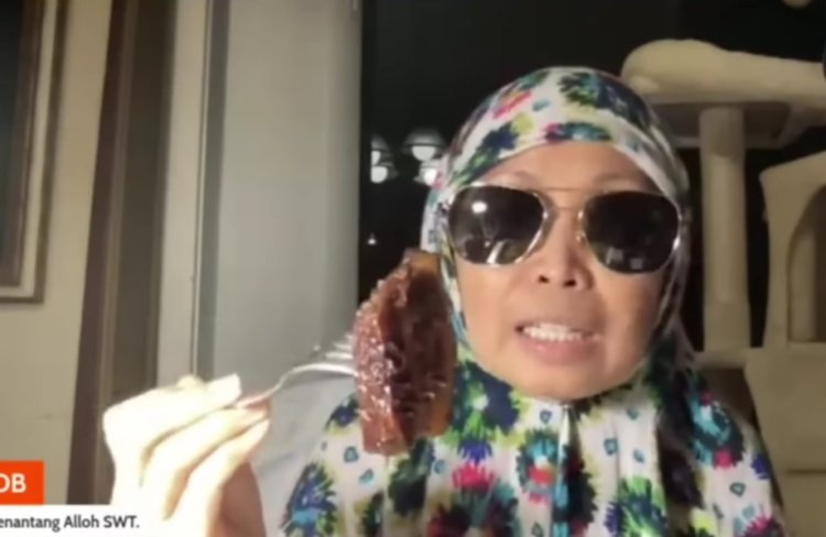 Wanita Ini Buat Konten Cara Makan Babi Agar Halal