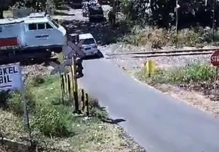 Heboh Video Detik-detik Kecelakaan Mobil Avanza dan Kereta di Banyuwangi