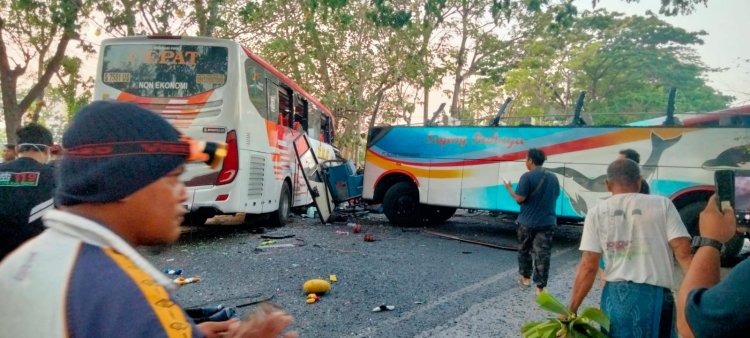 Kecelakaan Maut di Jalur Ngawi-Madiun: Bus Eka Cepat Tabrakan dengan Bus Sugeng Rahayu