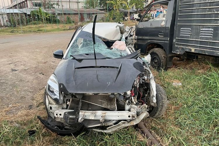 Sepasang Remaja Tewas dalam Kecelakaan di Makassar, Mobil Ringsek Parah