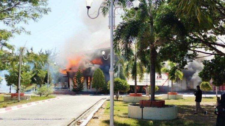 Kantor Bupati Pohuwato Terbakar Akibat Unjuk Rasa Anarkis