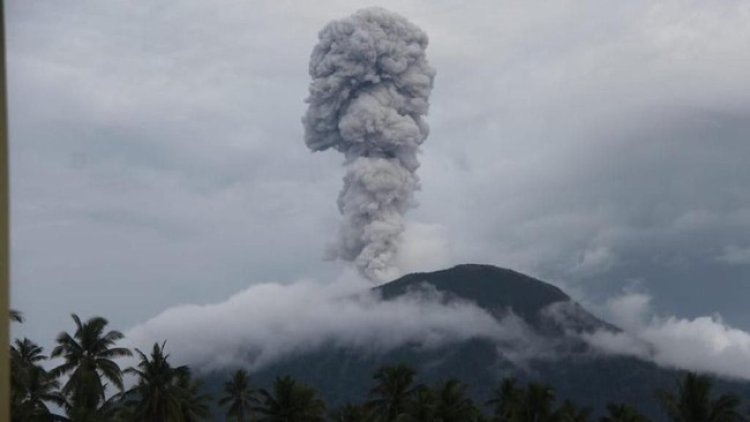 Gunung Ibu di Halmahera Barat Erupsi Capai 1,5 Km dari Atas Puncak