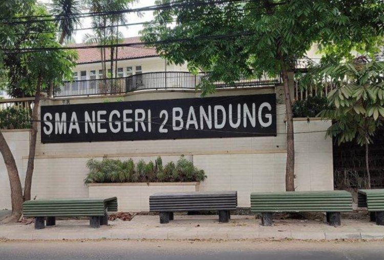 Siswa SMAN 2 Bandung Terjatuh dari Lantai 2 Gedung Sekolah