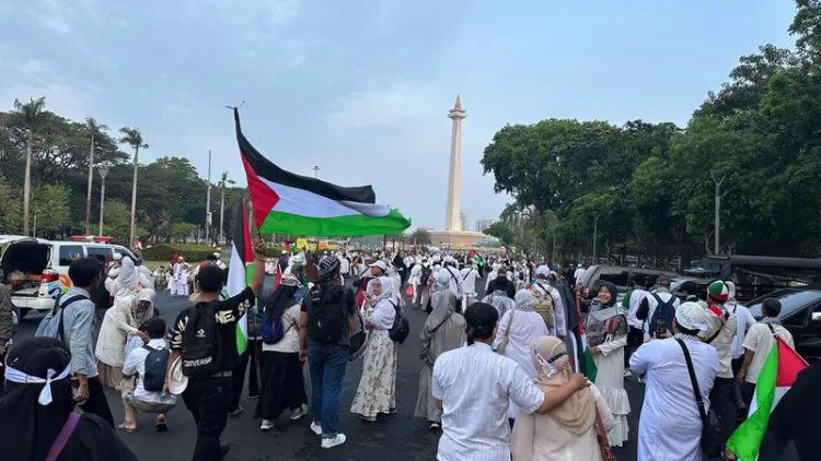 Ribuan Massa Padati Monas dalam Aksi Solidaritas Bela Palestina