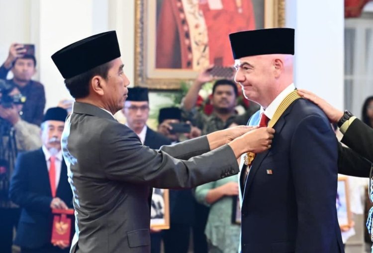 Presiden Jokowi Anugerahkan Bintang Jasa Pratama kepada Presiden FIFA Gianni Infantino