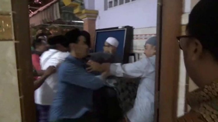 Heboh! Video Warga Berebut Jadi Imam Masjid Berujung Ricuh di Kediri