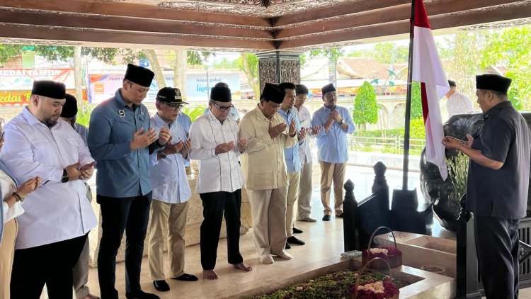 Prabowo ditemani AHY dan Emil Dardak Ziarah ke Makam Bung Karno