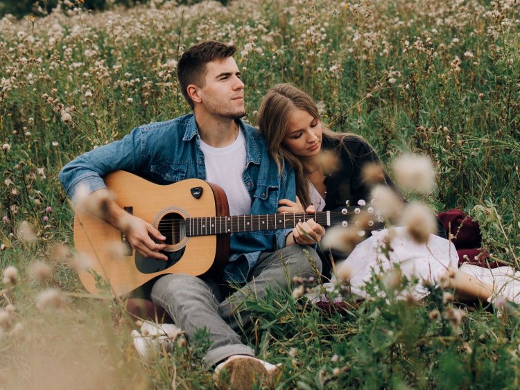 Kumpulan Lagu Bucin Viral yang Bikin Hati Pasangan Meleleh