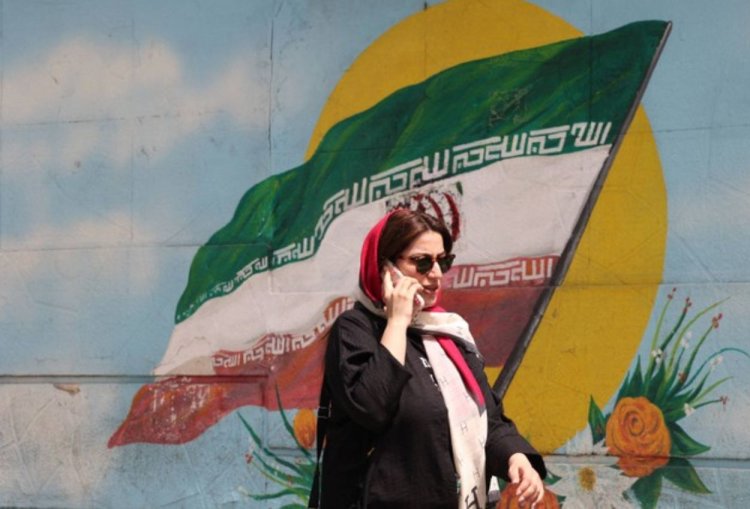 Hukum Cambuk Bagi Perempuan di Iran yang Bagikan Foto Tanpa Hijab