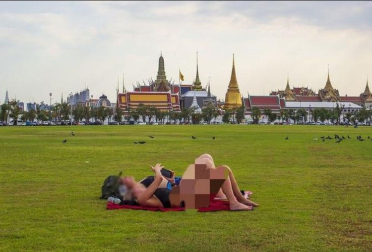 Viral! Turis Berjemur Menggunakan Bikini di Kuil Suci Thailand