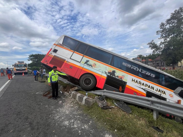 Kecelakaan Bus Harapan Jaya di Tol Sumo, 3 Orang Luka-luka