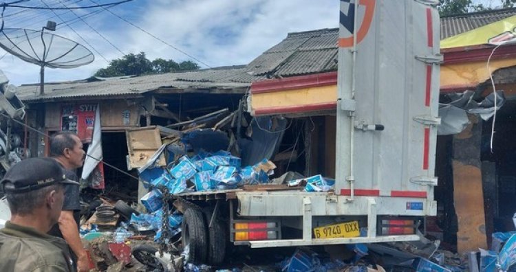 Kecelakaan Beruntun di Puncak, 9 Kendaraan Hancur hingga Seruduk Toko
