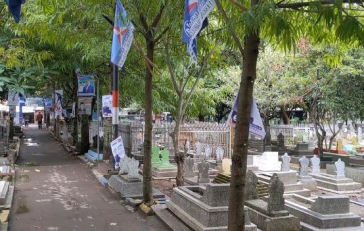 Viral! Tempat Pemakaman di Cirebon Dipenuhi Baliho Caleg