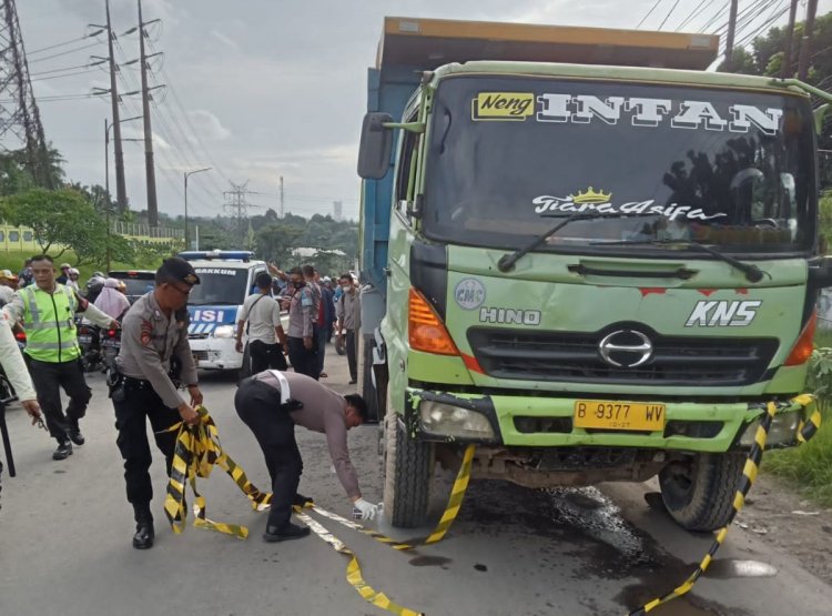 Gagal Nyalip, Pemotor Tewas Terlindas Dump Truk