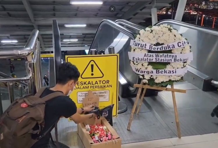 Ramai, Penumpang KRL Pasang Bunga di Eskalator Stasiun Bekasi yang Mati 100 Hari