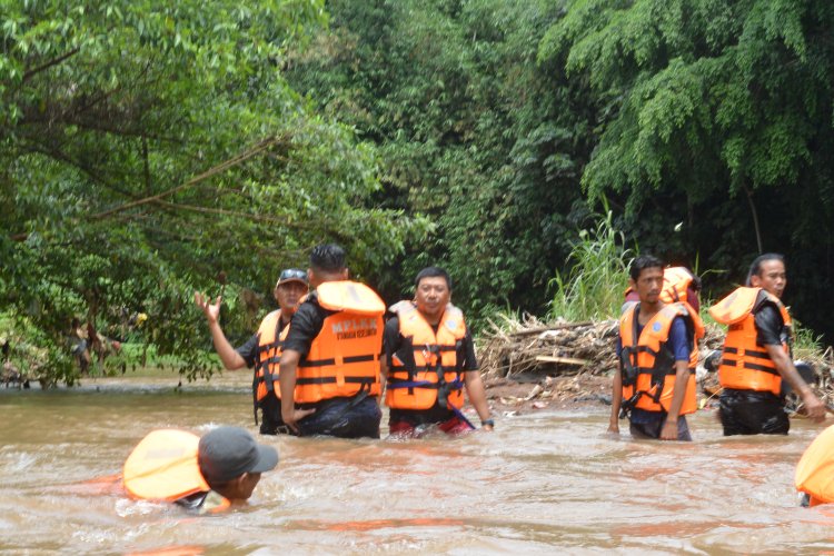 Viral Caleg Nyebur Kali Pesanggrahan, Ternyata Bersih-Bersih Sungai