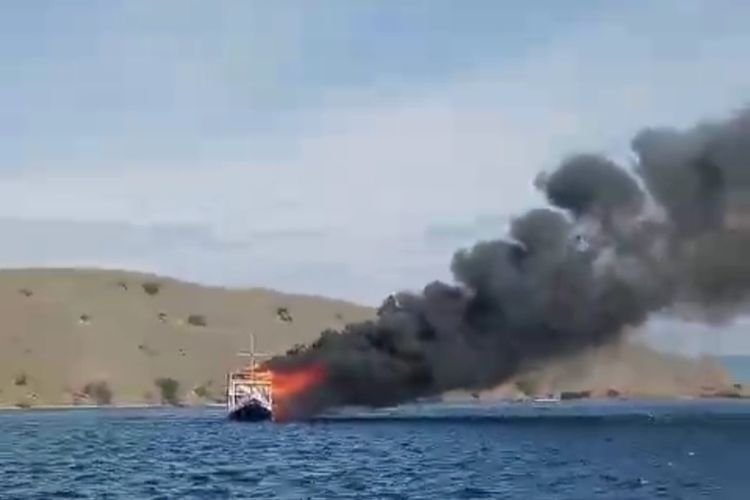 Tak Punya Izin Berlayar, Kapal Wisata di Labuan Bajo Terbakar