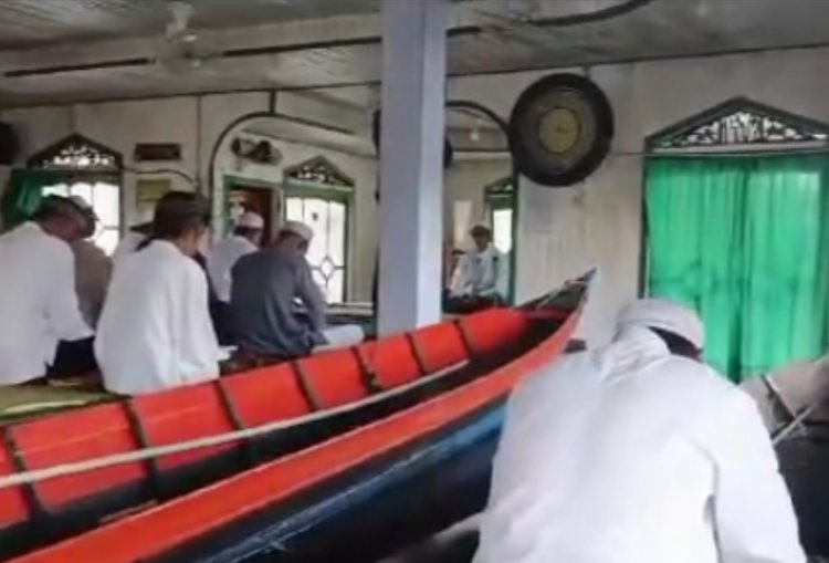 Momen Unik, Jemaah Salat Jumat di Masjid Terapung Bawa Perahu Masing-masing