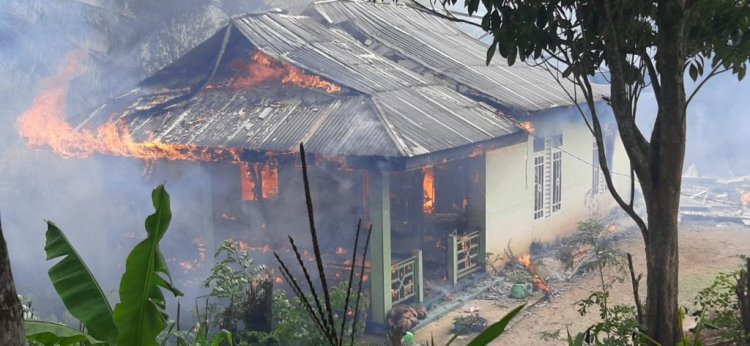 Meski Rumah Kebakaran Saat Pemilu, Polisi Gorontalo Tetap Bertugas di TPS
