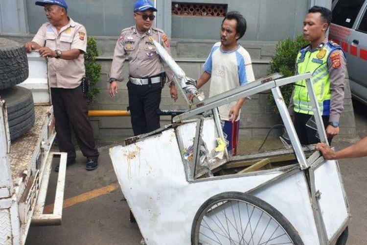 Pedagang Rujak Tewas Dihantam Ban Truk yang Lepas di Bandung