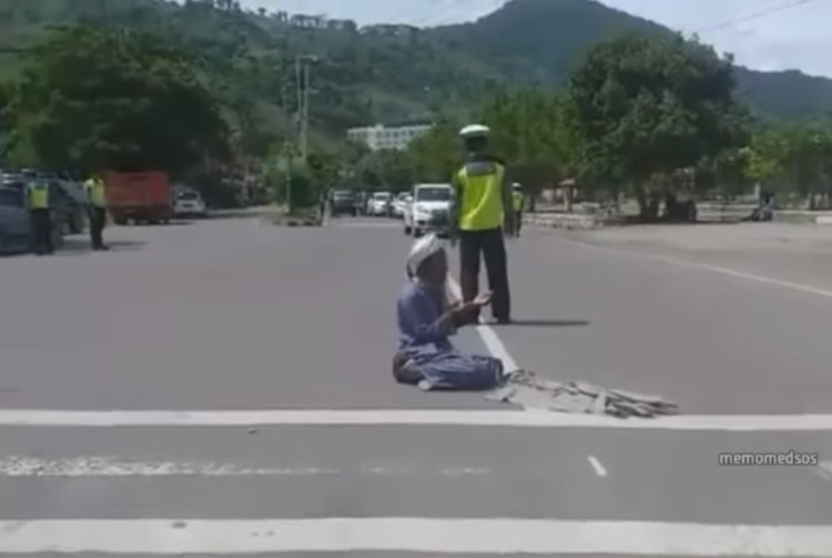 Pria di Bima Berdoa di Tengah Jalan Minta Polisi Kena Azab Gegara Kesal Ditilang