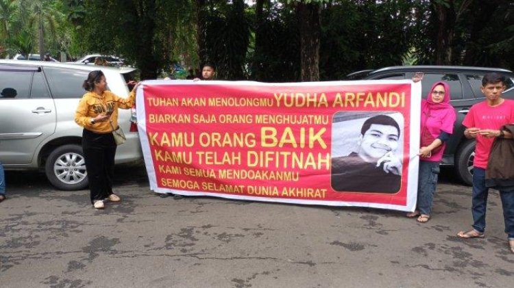 Spanduk Dukungan ke Yudha Arfandi saat Rekonstruksi Kasus Kematian Anak Tamara Tyasmara