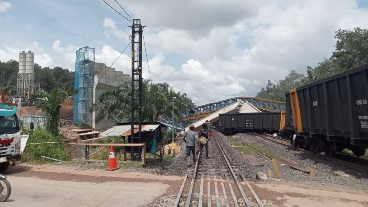 KA Babaranjang Tertimpa Girder Pembangunan Flyover Muara Enim yang Ambruk