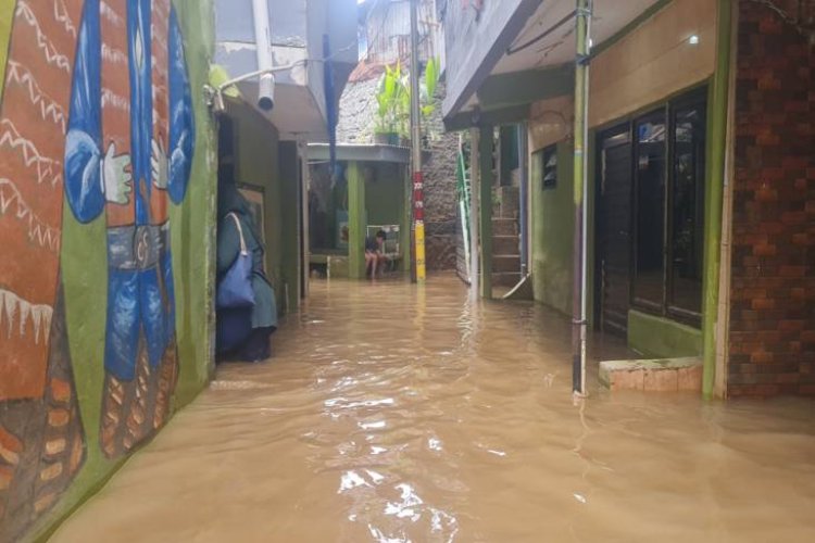 Tak Kunjung Surut 12 Jam Lebih Banjir di Kebon Pala, Warga Ngaku Belum Dapat Bantuan