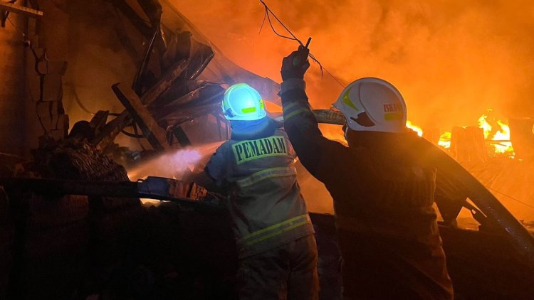 Kebakaran Gudang lazada dan Si Cepat di Jakbar Berhasil Dipadamkan