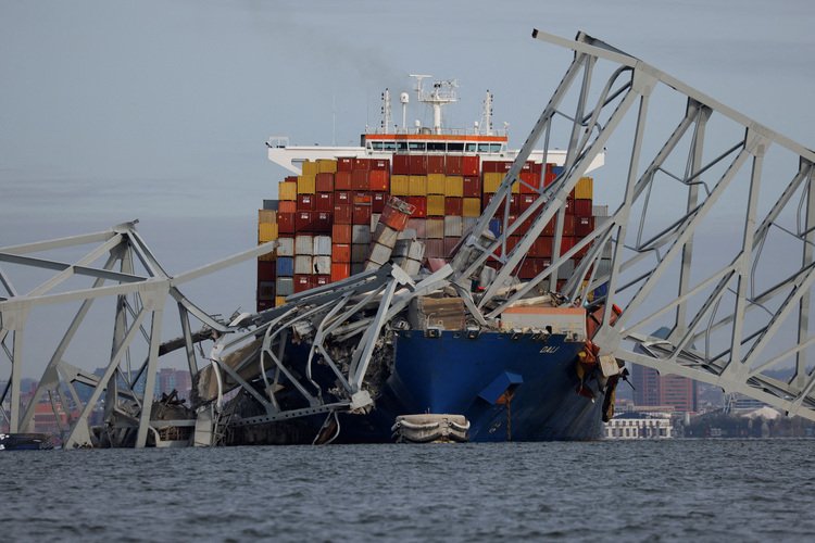 Kapal Kargo Tabrak Jembatan Baltimore Hingga Runtuh, 20 Korban Diduga Tenggelam