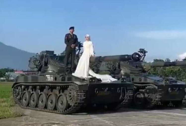 Viral! Anggota TNI Foto Prewedding Pakai Tank, Ini Klarifikasi Kadispenad