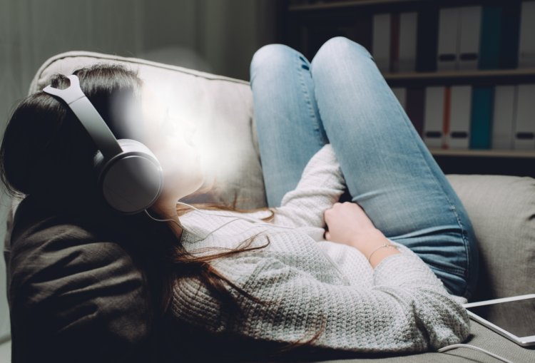 Viral! Wanita Ini Tuli Gegara Dengarkan Musik Pakai Headphone Tiap Tidur