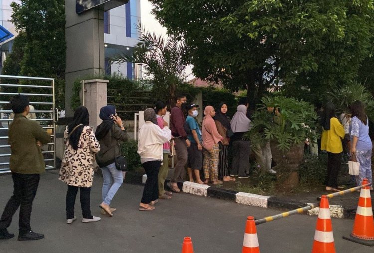 Warga Bekasi Rela Antre dari Jam 3 Pagi Demi Tukar Uang di Bank sambil Bawa Bekal Sahur