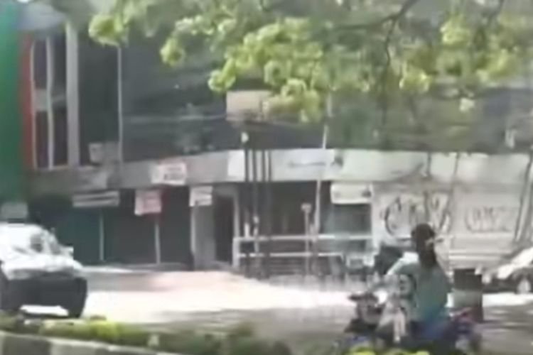 Viral Emak-emak Naik Motor Nekat Lawan Arus di Tengah Jalan Kota Malang