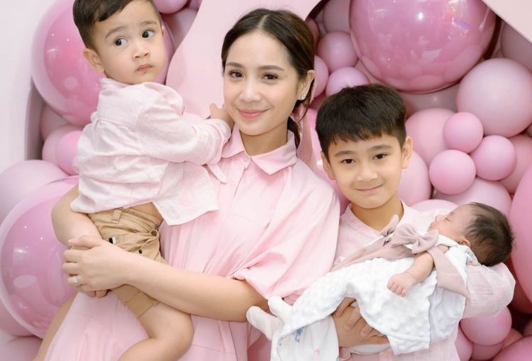 Wajah Baby Lily Dipamerkan Raffi Ahmad dan Nagita Slavina, Netizen: Mirip Papa Api