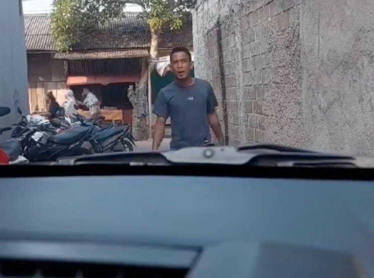 Jalanan di Bekasi Tertutup Parkir Liar, Jukir Malah Marah-marah Saat Ditegur