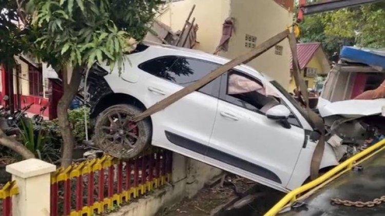 Porsche Nyangkut di Pager Polrestabes Medan Usai Tabrak Avanza dan Warung