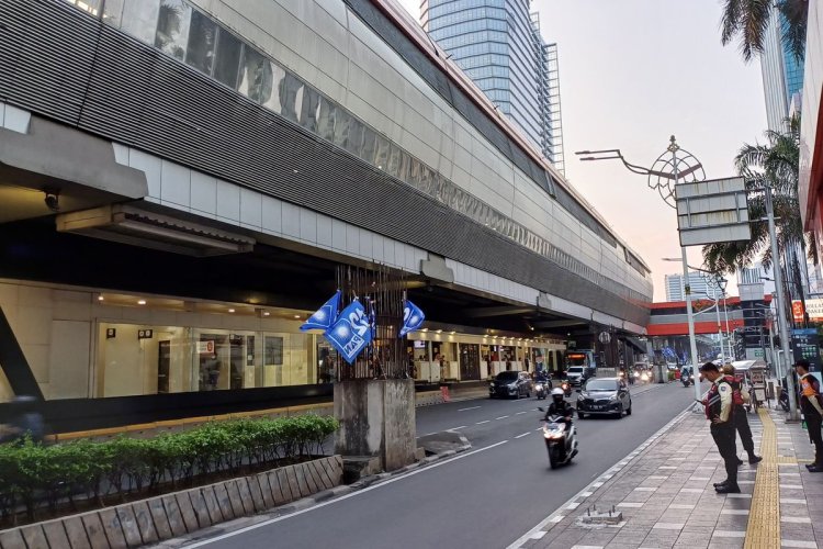 Kronologi Pekerja Proyek Jatuh dari Stasiun LRT, Diduga Gak Pake Alat Pengaman