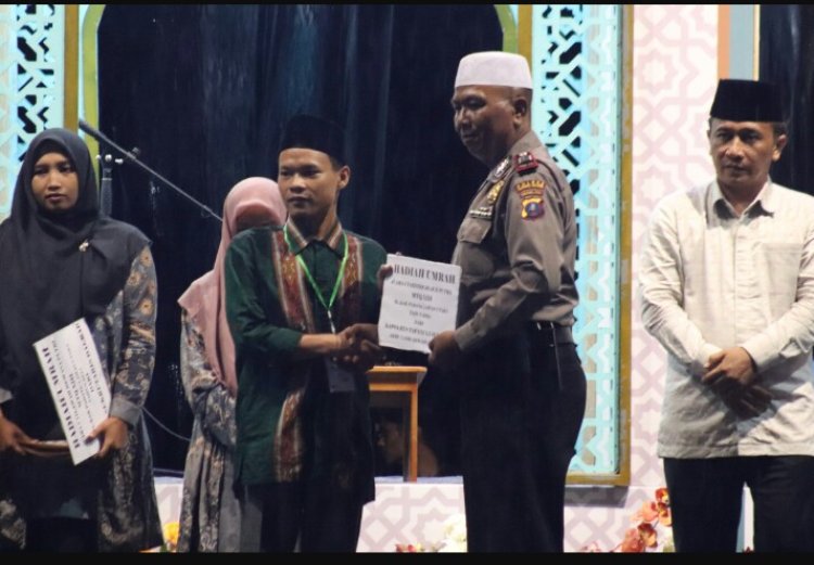 Kapolsek Padang Bolak Wakili Penyerahan Hadiah Umroh Juara 1 Tahfidz 30 Juz Al Qur'an MTQN Ke XIII Tingkat Kabupaten Paluta