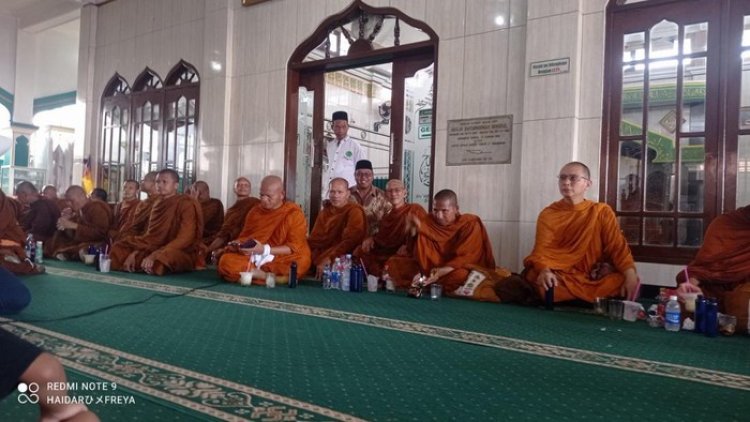 Rombongan Biksu Thudong Singgah di Masjid Temanggung, Ini Kronologinya