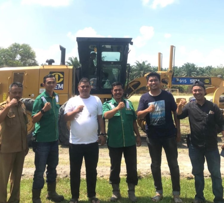 NNB Kecamatan Haltim Bekerja Sama Dengan PT SSSL Memperbaiki Lapangan Sepak Bola