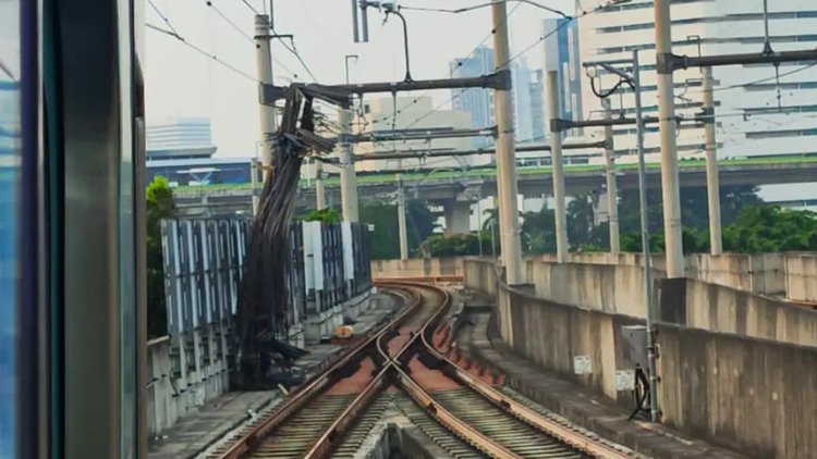 MRT Berhenti dan Timbulkan Dentuman Keras Akibat Besi Proyek Jatuh di Tengah Jalur Lintasan Kereta