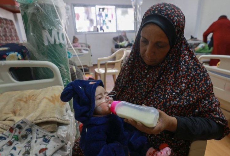 Tak Bisa Temukan Susu, Ibu di Gaza Terpaksa Beri Tepung untuk Anak