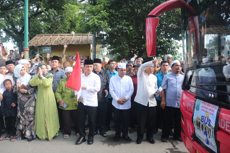 Pj Bupati Paluta Melepas Keberangkatan 191 Jemaah Calon Haji Paluta