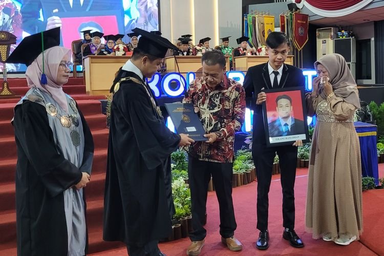 Momen Haru Orang Tua di Jateng Wakili Terima Ijazah Anaknya yang Sudah Meninggal