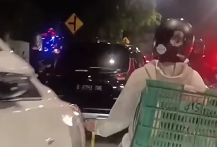 Viral, Pemotor Nekat Gores Mobil di Pasar Rebo yang Parkir Sembarangan